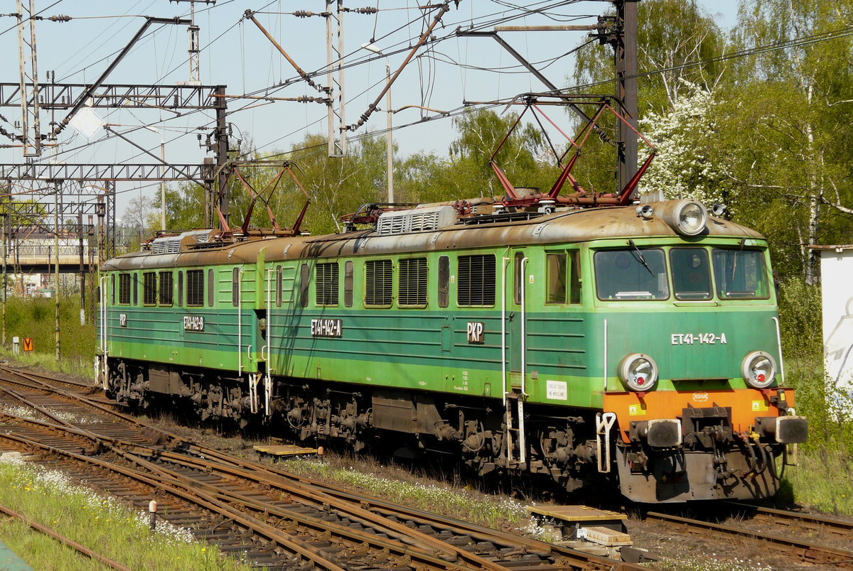 25.04.2009, Auf dem Bahnhof in Jelenia Gora/Hirschberg sah ich diese Lok der BR 41. Die Lokomotiven der Baureihe ET41 der PKP sind zweiteilige Elektrolokomotiven für die Beförderung von Güterzügen. Gebaut wurden in der Lokomotivfabrik H.Ciegelski Poznan von 1977 bis 1983 200 Stück.