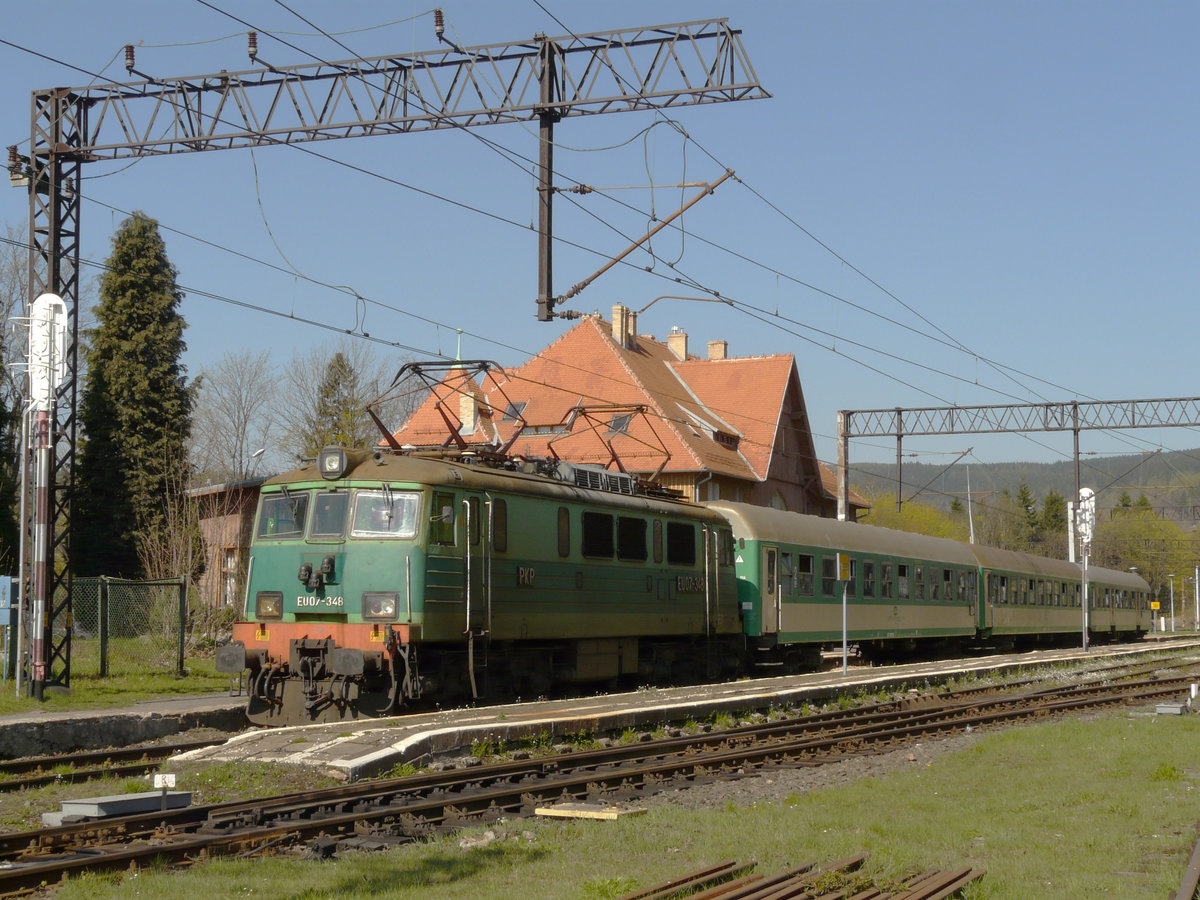 25.04.2009, Der Bahnhof in Schreiberhau im polnischen Riesengebirge. Der Zug fährt nach Hirschberg (Jelenia Gora).