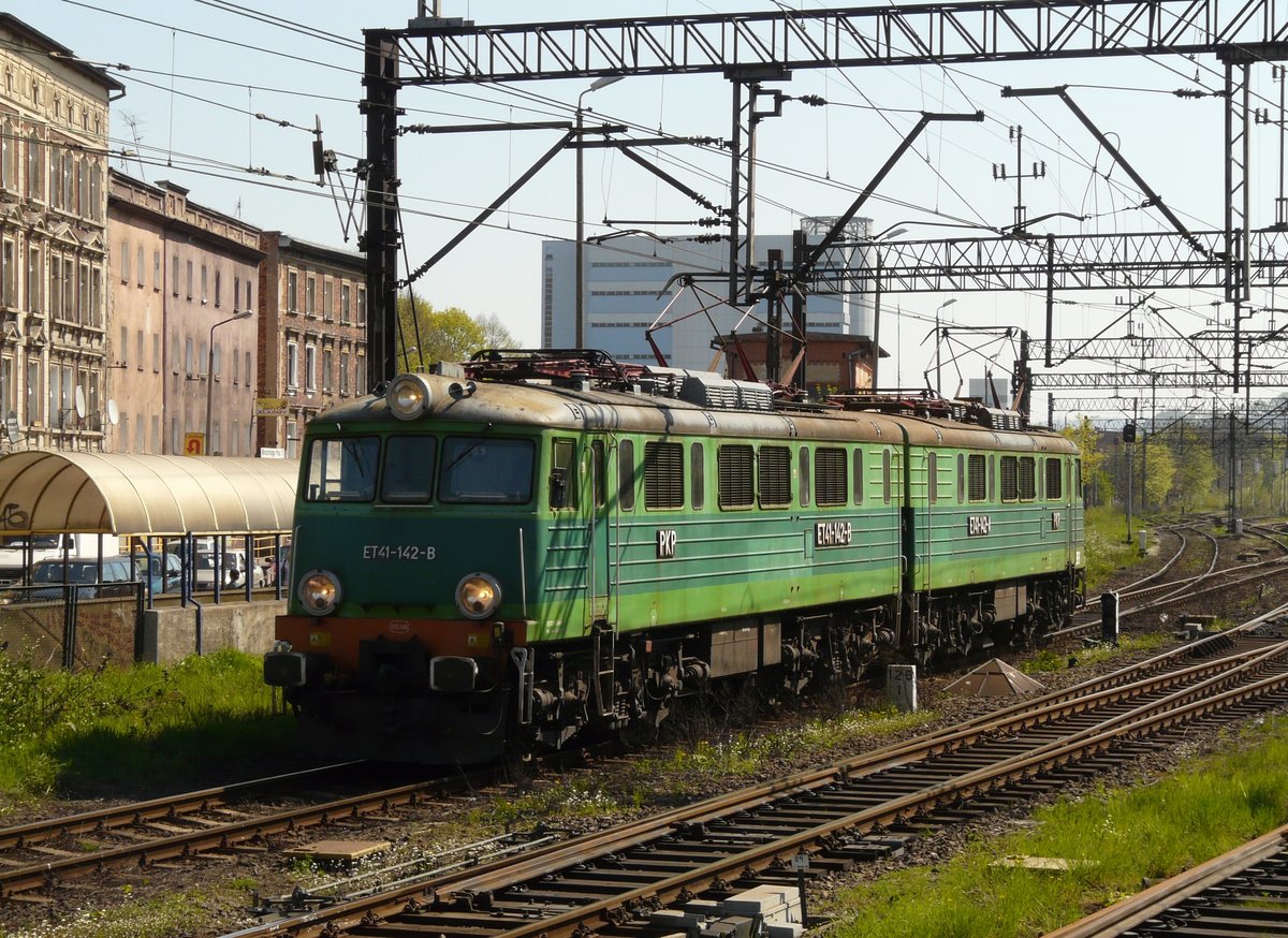 25.04.2009. Polen. Auf dem Bahnhof in Jelenia Gora (Hirschberg) sah ich diese Lok der BR 41. Die Lokomotiven der Baureihe ET41 der PKP sind zweiteilige Elektrolokomotiven für die Beförderung von Güterzügen. Gebaut wurden 200 Stück von 1977 bis 1983 in der Lokomotivfabrik H.Ciegelski Poznan.