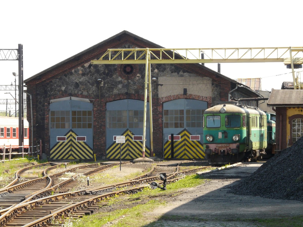 25.04.2009, Polen, Auf dem Gelände des Bahnhofs Jelenia Gora (Hirschberg) befindet sich auch dieser Lokschuppen. Rechts steht Lok ST 43-304