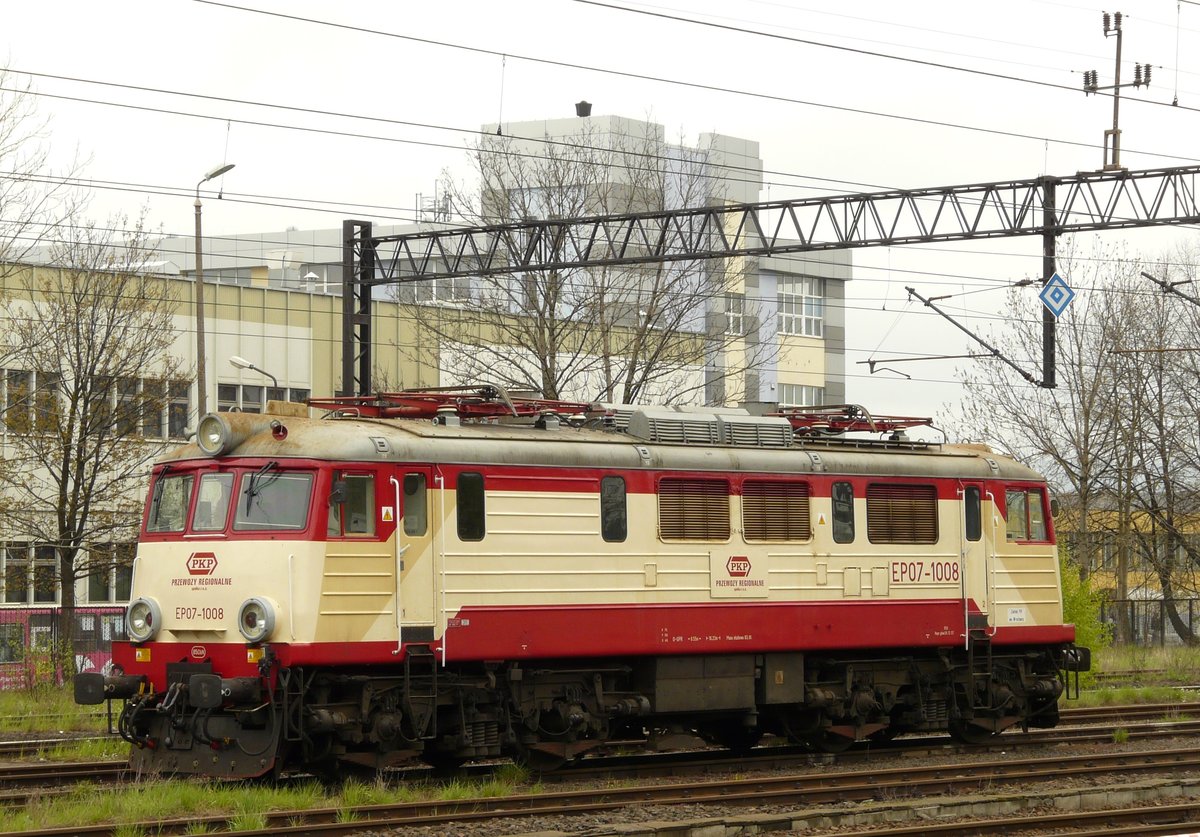 25.04.2009, Polen, Jelenia Gora (Hirschberg) Hauptbahnhof, Lok EP07 1008 wird wohl gerade nicht benötigt.