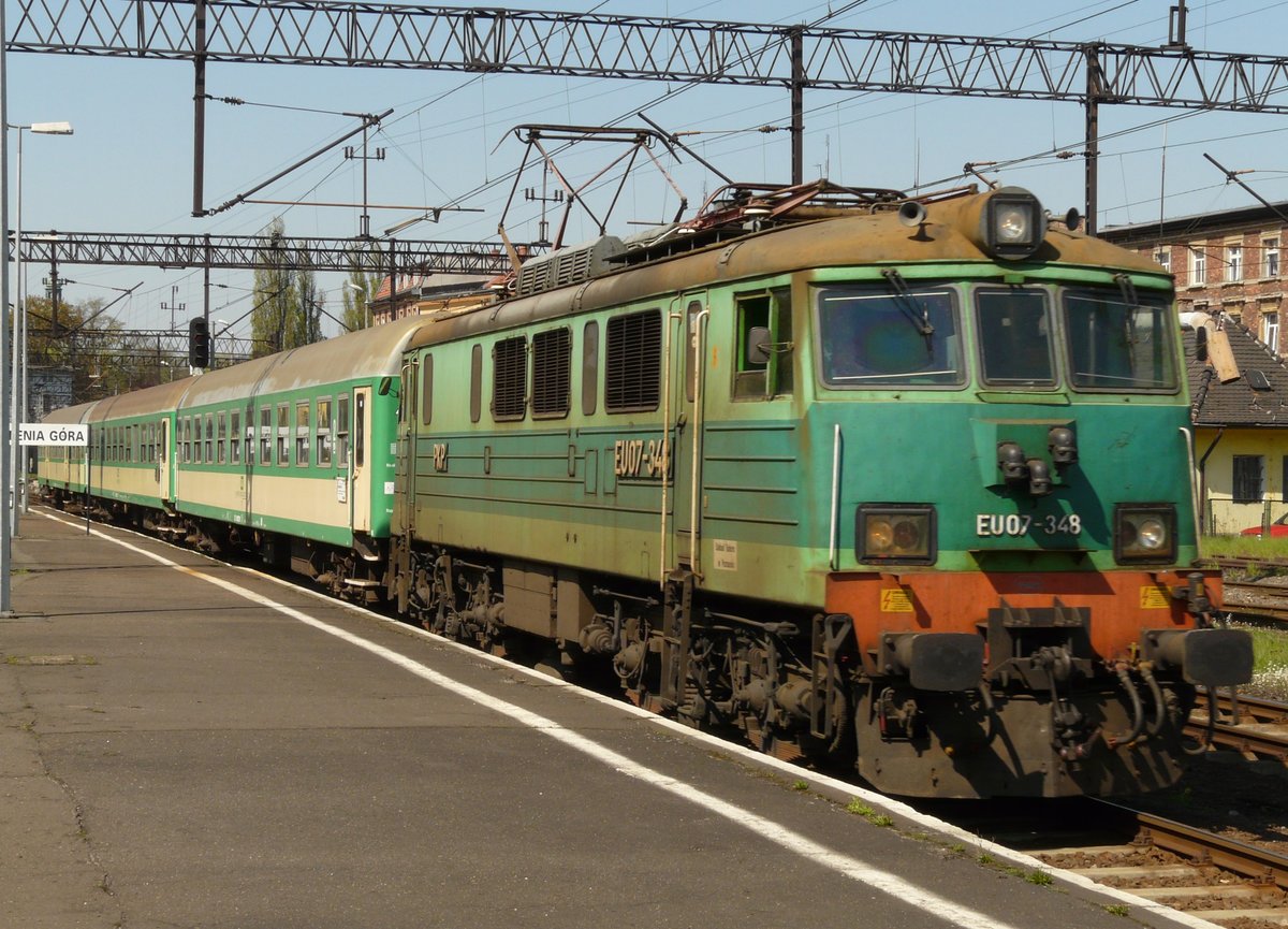 25.04.2009, Polen, Jelenia Gora (Hirschberg) Hauptbahnhof, Lok EU07-348 fährt mit einem zug von Szklarska Poreba (Schreiberhau) ein.