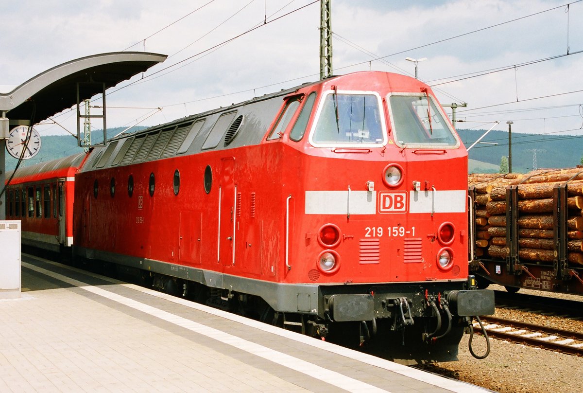 25.05.2000, eine Stunde auf dem Bahnhof Saalfeld, eine rumänische Diesellok der DR-Baureihe 119, jetzt Lok DB 219 159-1, vor dem Nahverkehrszug 7114 nach Gera.