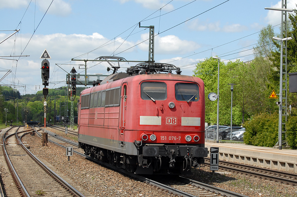 25.05.2017 Amstetten - die Schubhilfe für die Geislinger Steige wartet auf die Freigabe zur Rückfahrt, 151 076-7