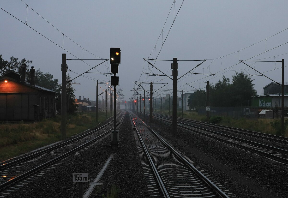 25.06.2021 05:37 Uhr. Radebeul Ost, Regenteleblick Richtung Dresden, Aufbruch zur Reise nach Olomouc.