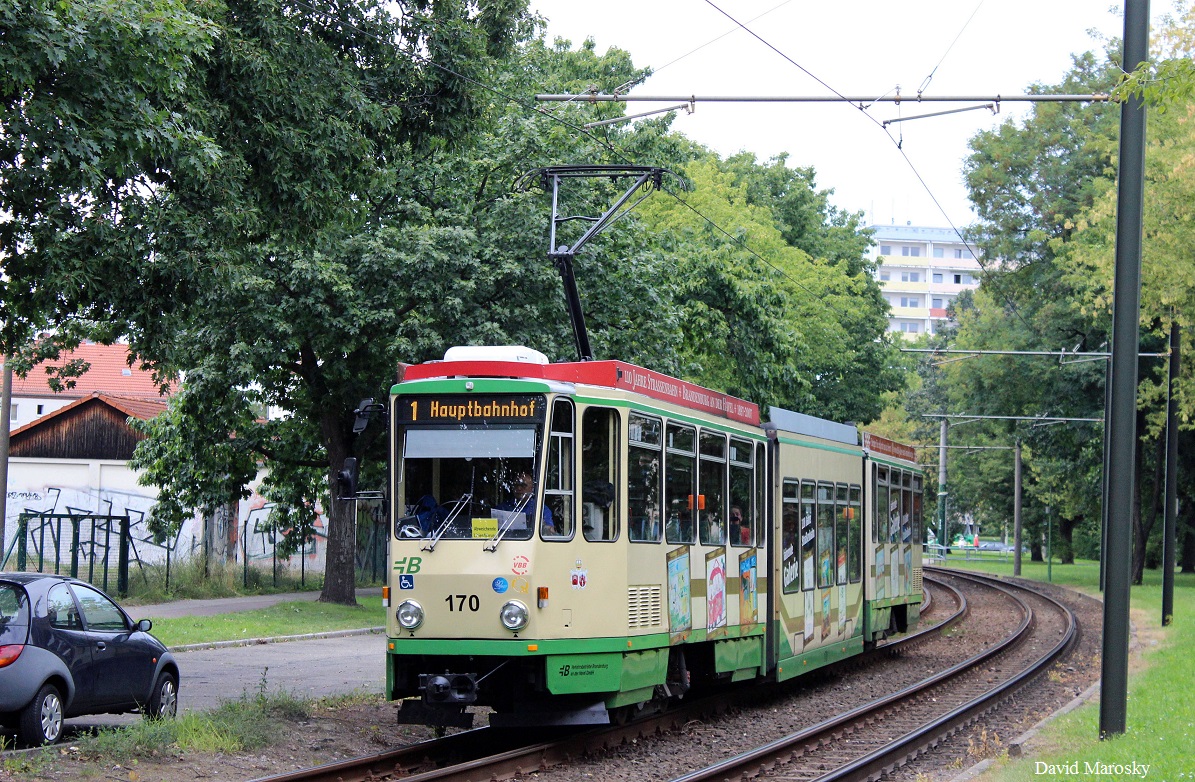 25.08.2014 der Tatra KTNF6 mit Nummer 170 der VBBr hat grade die Fontanestraße verlassen und ist gleich in der Carl-Marx-Straße.