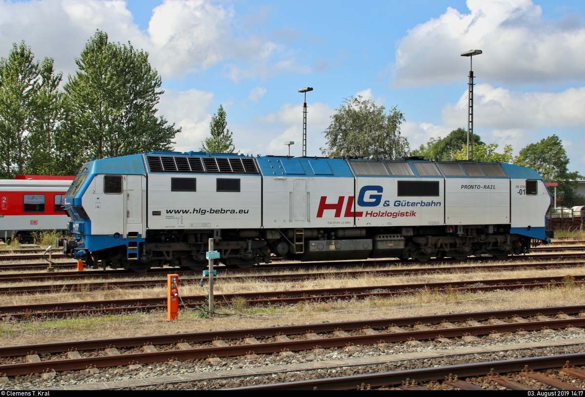 251 001-4 (Siemens/MaK DE 2700-01) der Holzlogistik & Güterbahn GmbH (HLG) ist im Bahnhof Niebüll abgestellt.
Aufgenommen von Bahnsteig 3/4.
[3.8.2019 | 14:17 Uhr]