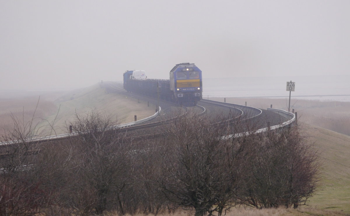 251 003 nähert sich Sylt mit einem RDC-Autozug. Morsum, 23.1.17.