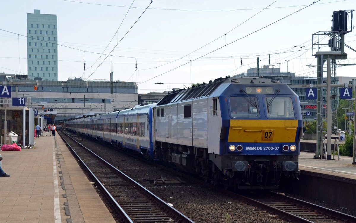 251 007 hat am 04.07.14 eine NOB aus Westerland nach Hamburg-Altona gebracht und setzt nun vom Zug ab.