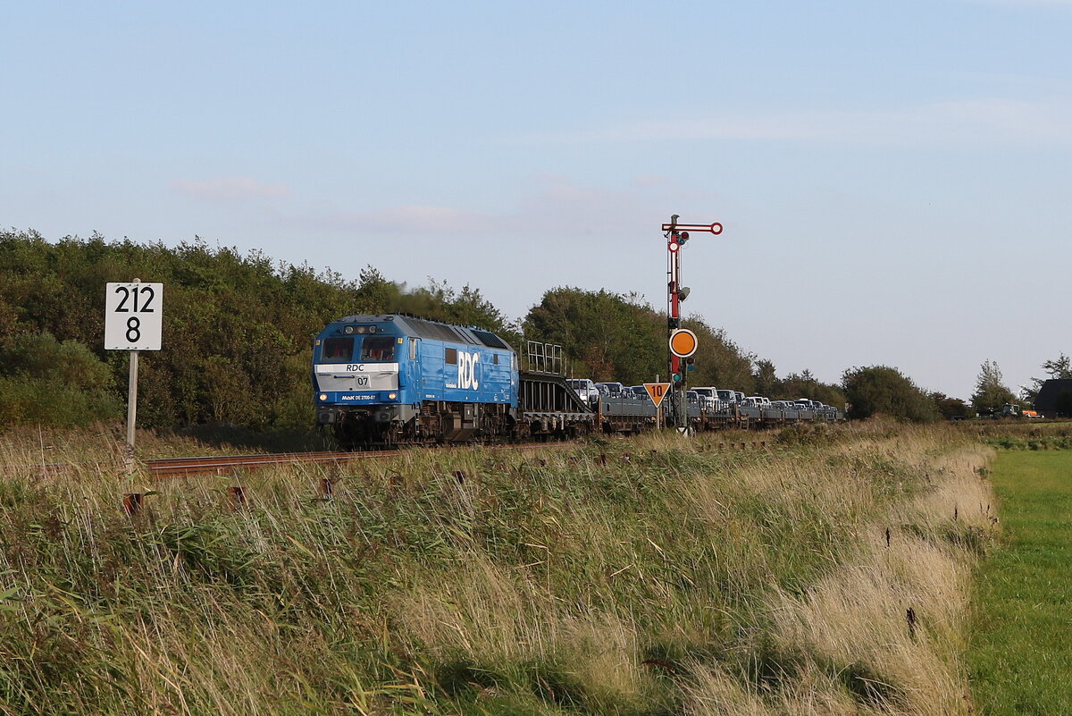 251 007 mit einem Autozug auf dem Weg nach Westerland. Aufgenommen am 15. September 2023 bei Klanxbüll.