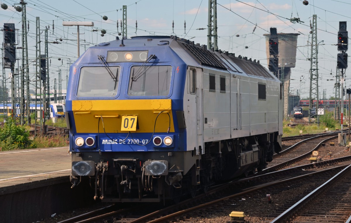 251 007 rangiert am 04.07.14 durch das Gleisfeld von Hamburg-Altona. Im Hintergrund wartet bereits 182 534 welche den Zug übernehmen wird.