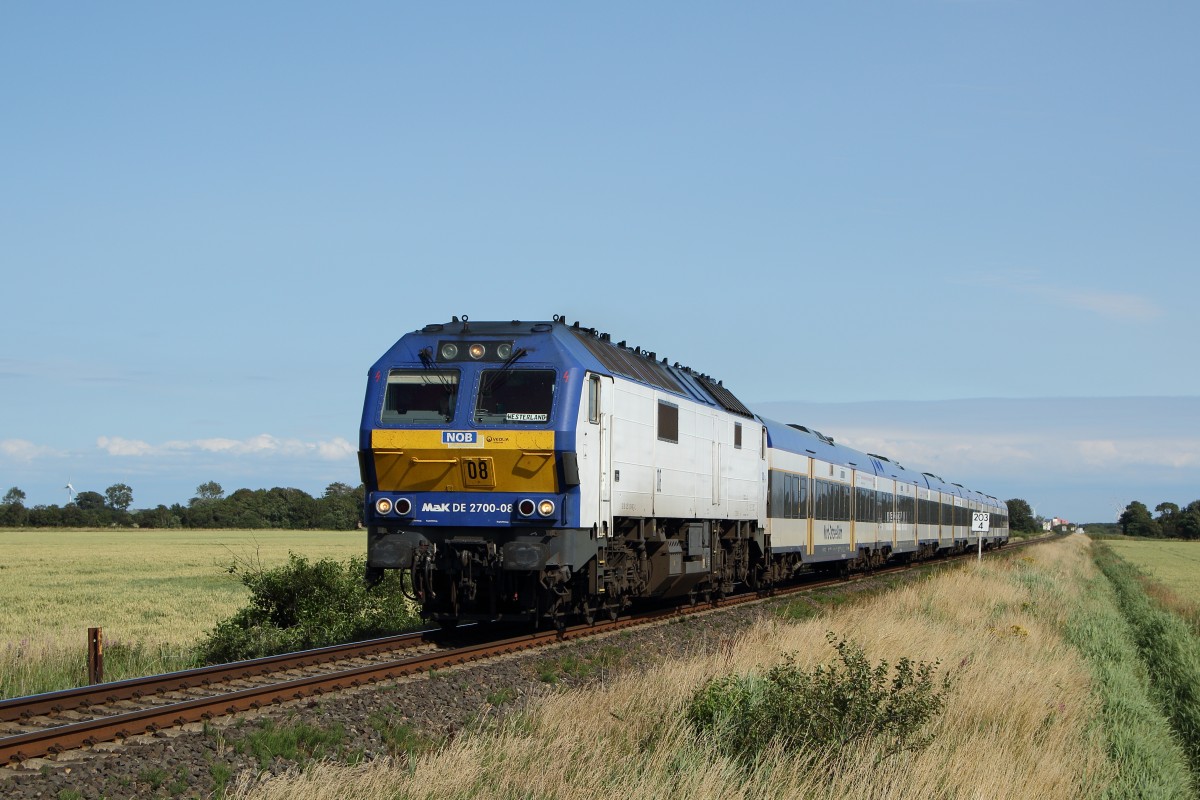 251 008-9 mit NOB 81718 von Hamburg-Altona nach Westerland kurz hinter Niebüll am Bü Gotteskoog. Fotografiert am 14.07.2015. 
