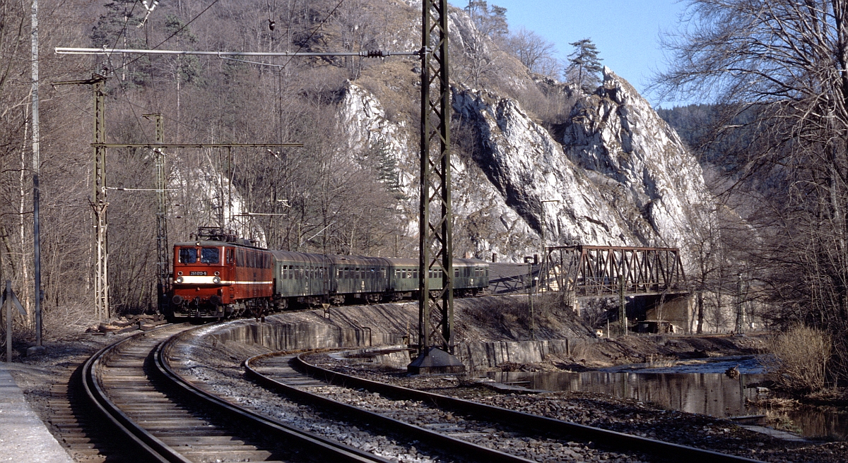 251 010, Rübeland, 17.3.1990. Rechts erkennt man den alten Streckenverlauf vor dem Bau der neuen Streckenführung über das Krocksteinviadukt.
