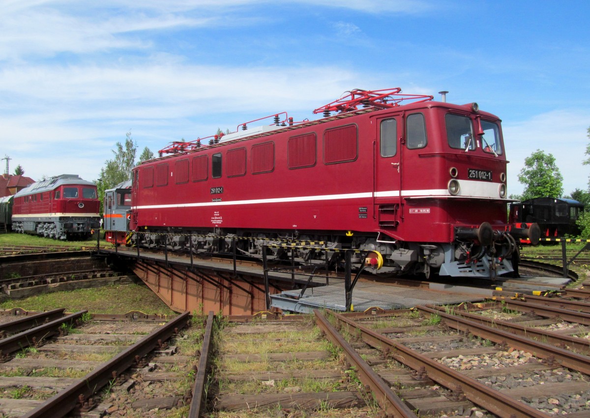 251 012-1 steht am 25. Mai 2014 auf der Drehscheibe im Bw Weimar.