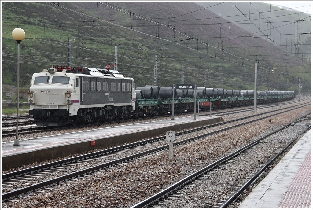 251 024-6 in Busdongo mit zwei Zugsteilen für die Talfahrt. (25.05.2016)