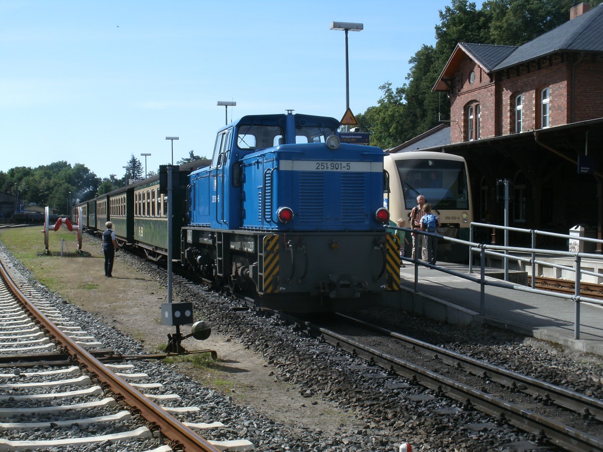251 901 mit dem P102,Ghren-Lauterbach Mole,und der PRESS VT650 032,als PRE 81260 nach Bergen/Rgen,am 24.August 2013,am Putbuser Gemeinschaftsbahnsteig.
