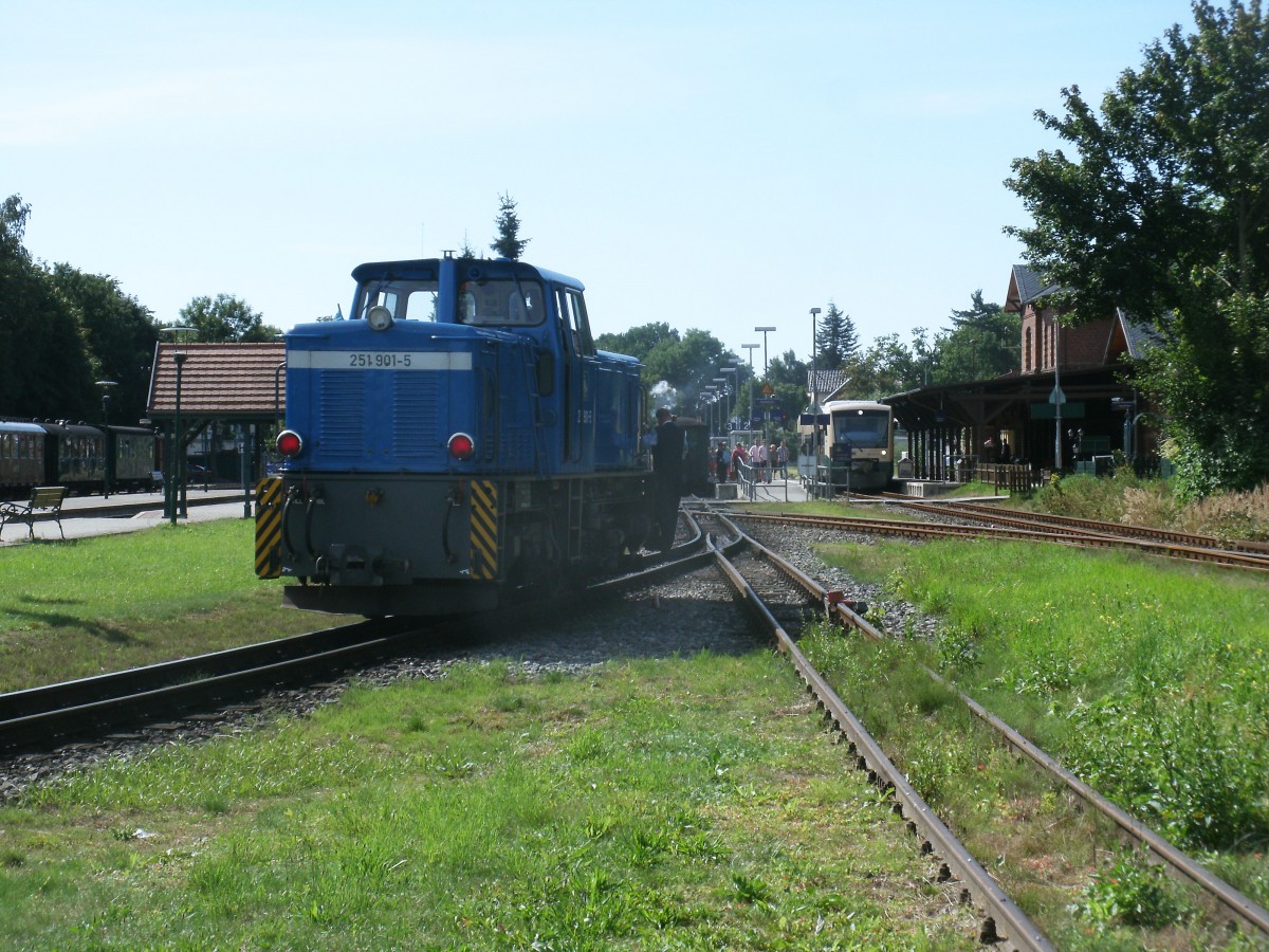 251 901 setzte sich,am 24.August 2013,in Putbus an den Schlu vom eingefahrenen P102 aus Ghren.Rangierer war der Putbuser Zugleiter.