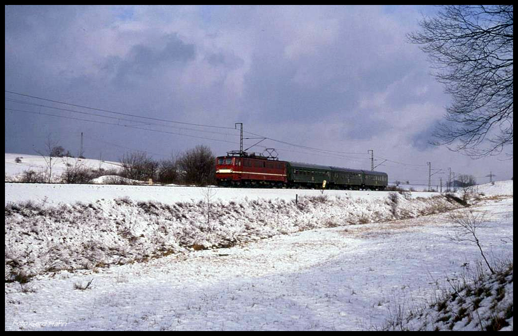 251003 mit P 16484 nach Königshütte ist hier am 14.2.1990 um 14.33 Uhr zwischen Hüttenrode und Rübeland unterwegs.