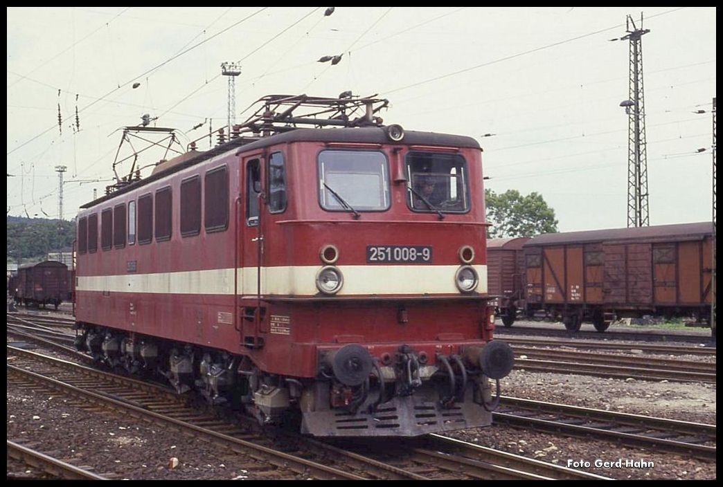 251008 der Rübelandbahn rangiert am 22.6.1991 im Bahnhof Blankenburg.