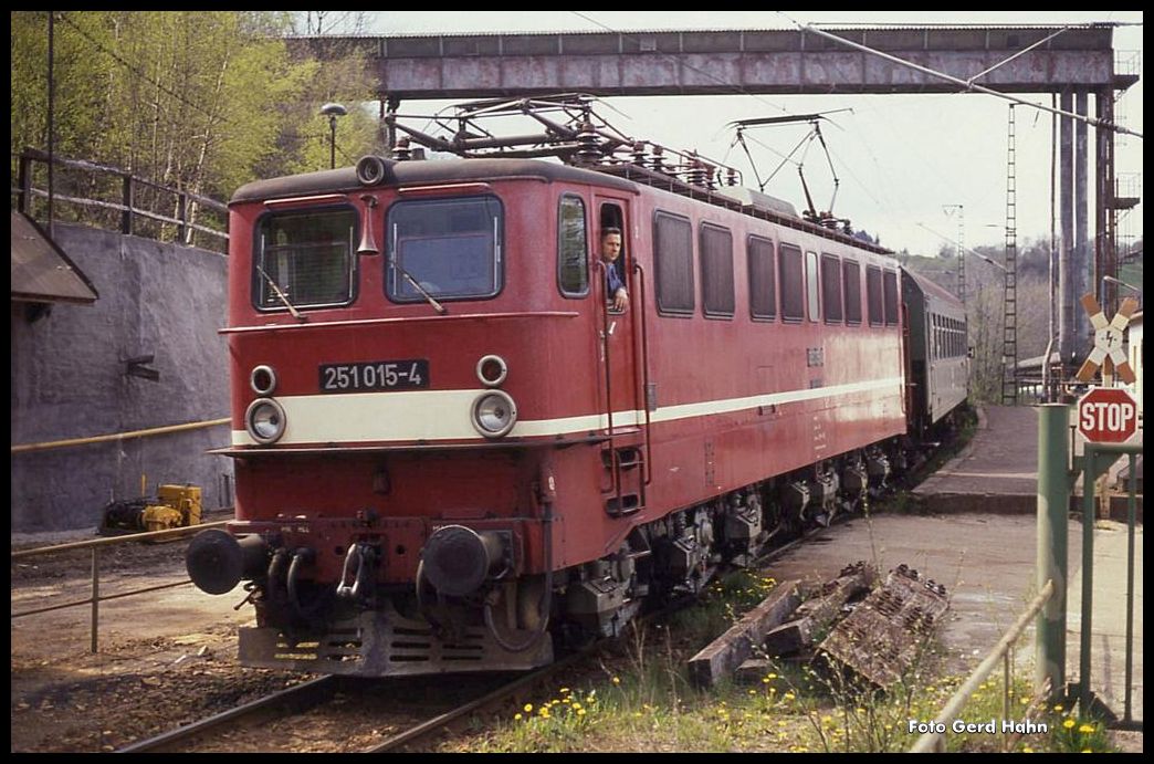 251015 am 19.5.1991 um 15.00 Uhr mit P 16485 nach Blankenburg bei Mühlental auf der Rübelandbahn.