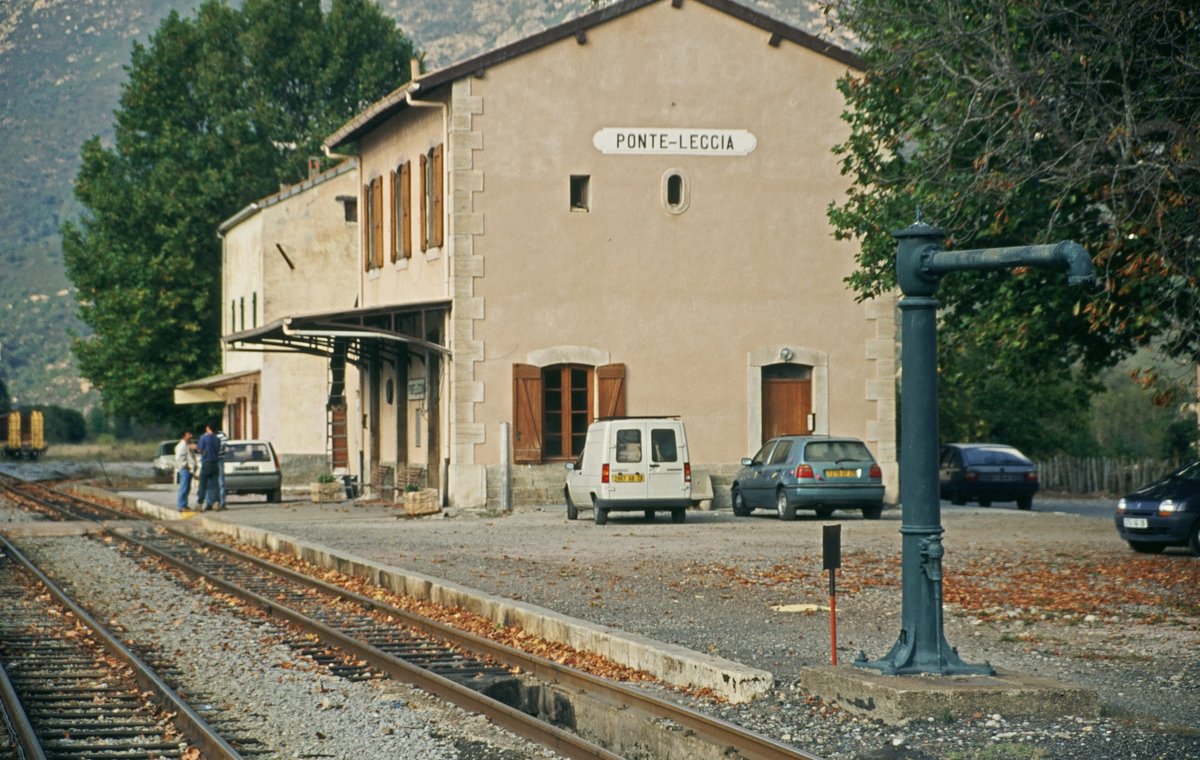 25.10.1995 Bahnhof Ponta Leccia der schmalspurigen Eisenbahn auf der französischen Mittelmeerinsel Korsika.