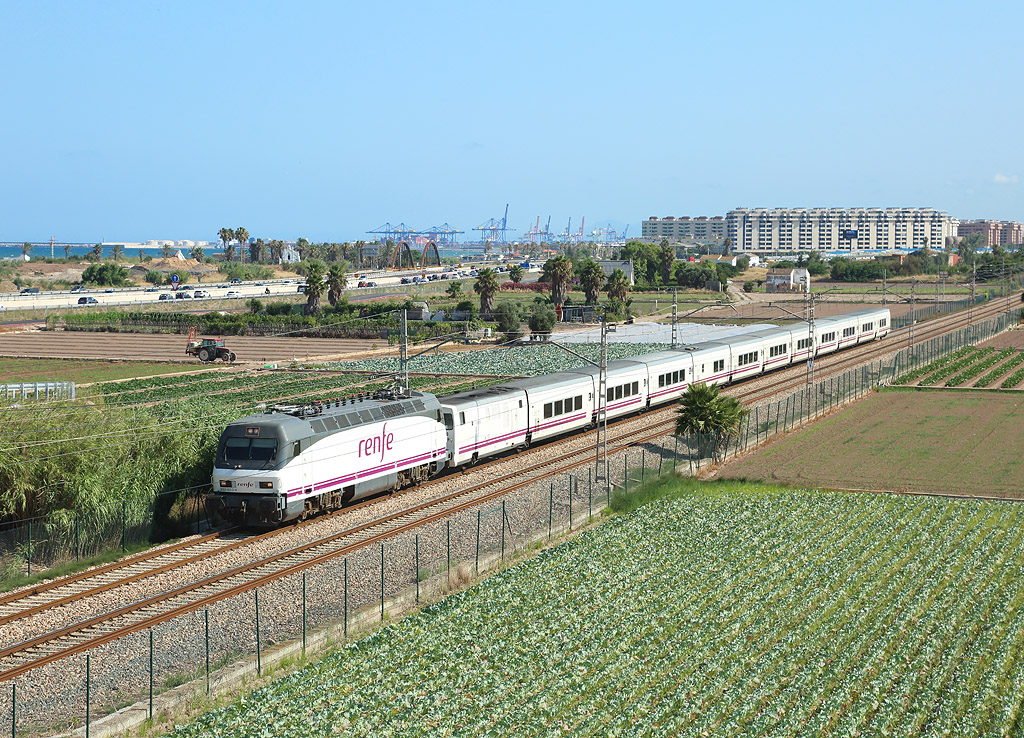 252 053 approaches Port Saplaya whilst working Talgo train 00264 1231 Cartagena - Barcelona Sants, 7 July 2020