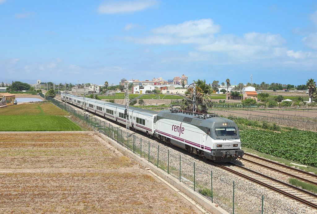252 053 passes Alboraya whist working train 00463, 1200 Barcelona Sants - Lorca Sutellena, 7 July 2020