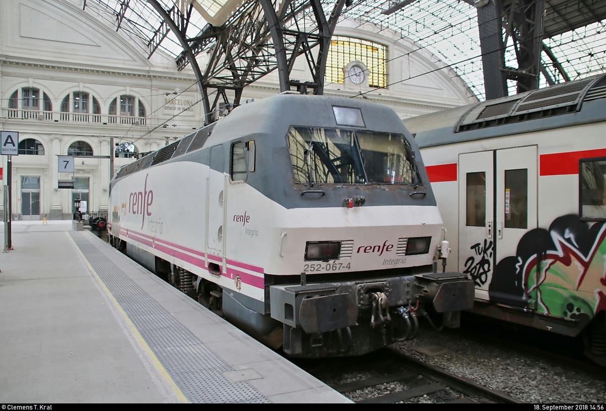 252 067-4  Integria  (Siemens ES64P) der RENFE ist im Bahnhof Barcelona-França (Estació de França) (E) auf Gleis 7 abgestellt.
[18.9.2018 | 14:56 Uhr]