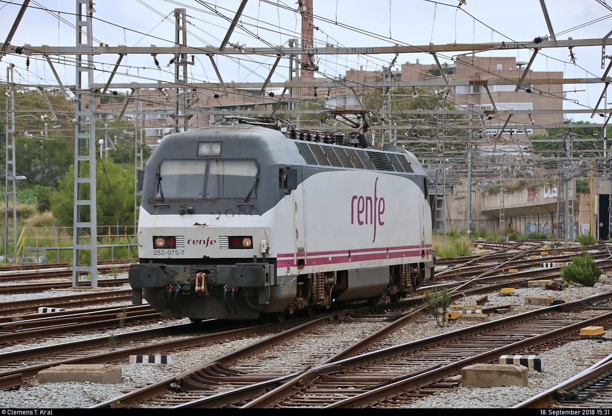 252 075-7 (Siemens ES64P) der RENFE rangiert im Bahnhof Barcelona-França (Estació de França) (E).
Aufgenommen von Bahnsteig 3.
[18.9.2018 | 15:31 Uhr]
