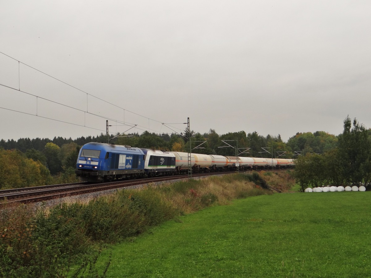 253 014 und 223 144 ziehen am 07.10.13 einen Gaskesselzug durch Oberj�ssnitz/V.