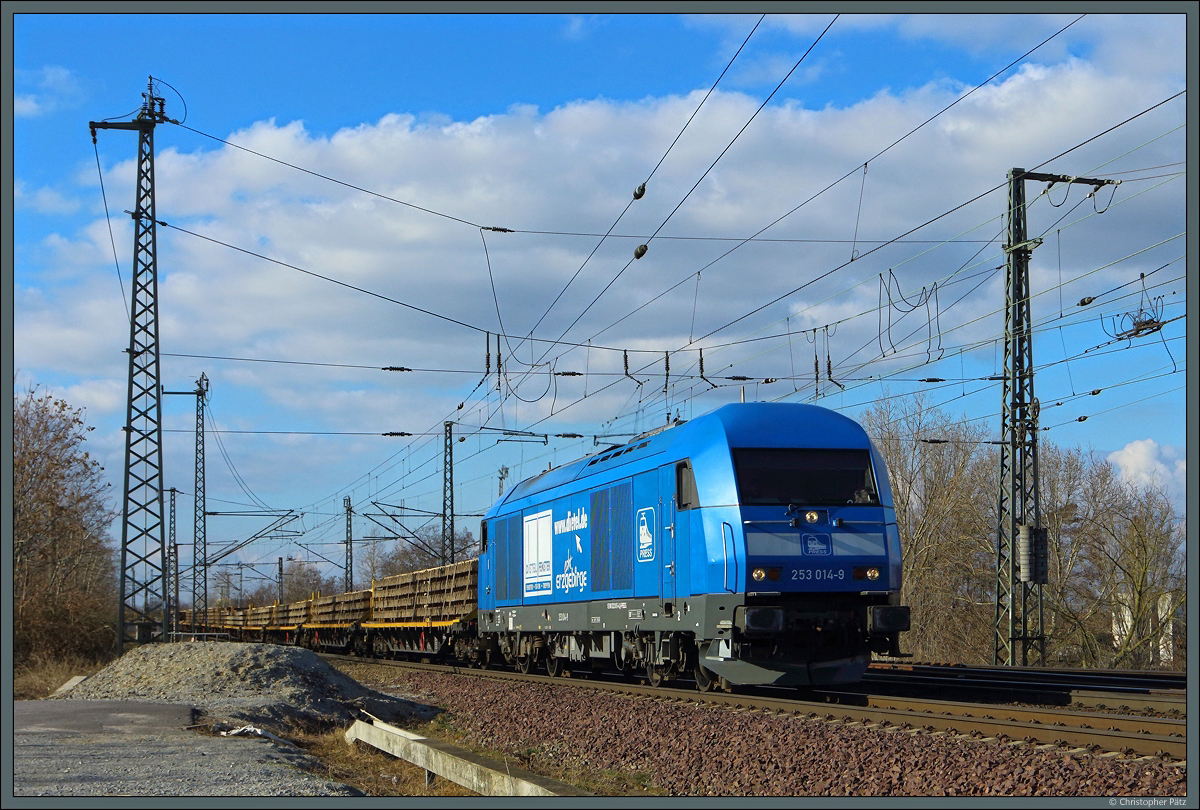 253 014-9 der PRESS zieht am 27.02.2022 einen Schwellenzug durch Magdeburg.