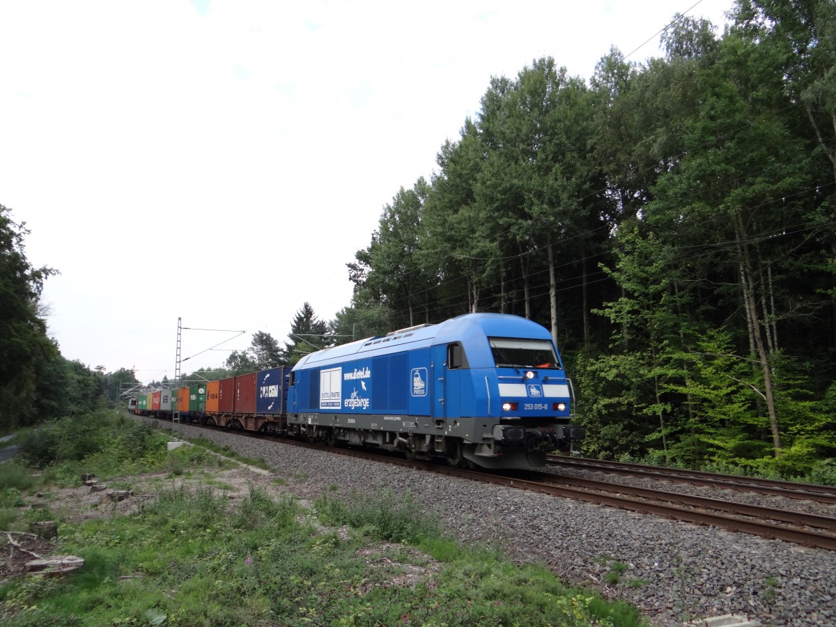 253 015 der PRESS fhrt mit dem Container am 28.08.13 durch Jssnitz/V.