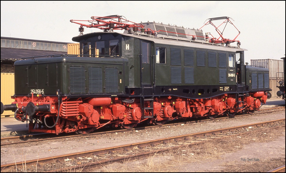 254056 bei der Fahrzeugausstellung am 26.4.1992 im Güterbahnhof in Halle an der Saale.