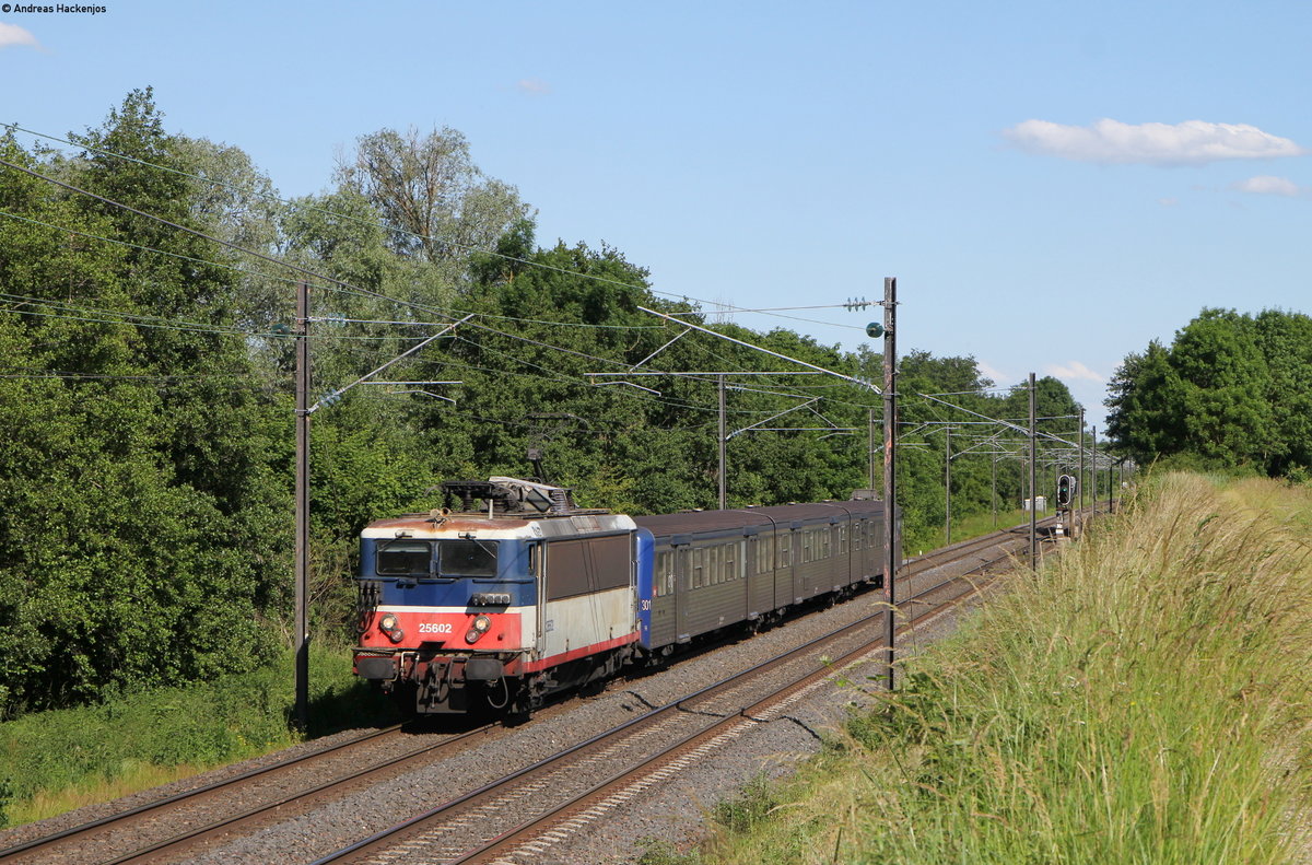 25602 mit dem TER30130 (Strasbourg-Sarrebourg) bei Steinbourg 13.6.19