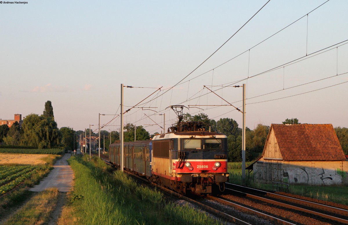 25606 mit dem TER30130 (Straßbourg-Saverne) bei Hochfelden 1.7.15