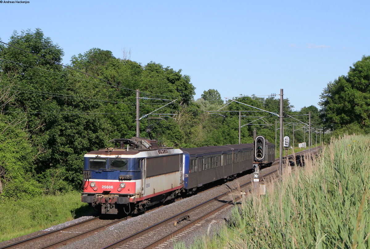 25606 mit dem TER30134 (Strasbourg-Saverne) bei Steinbourg 13.6.19