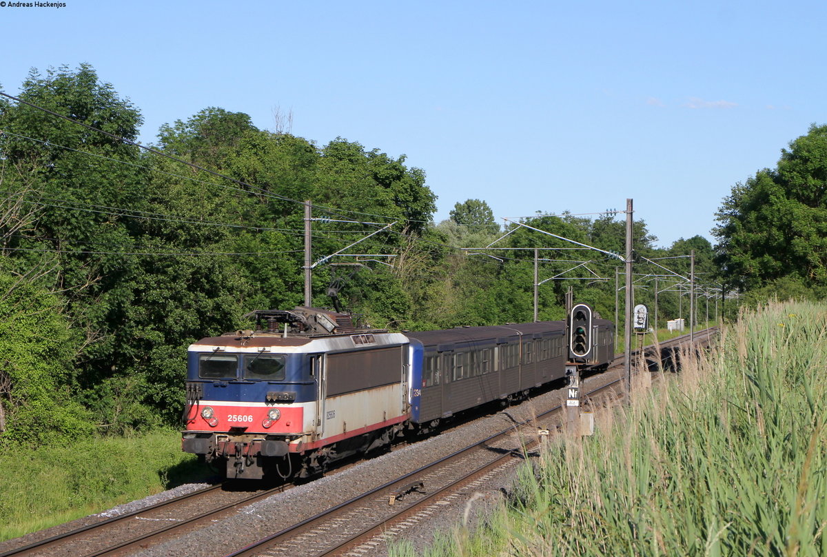 25606 mit dem TER30134 (Strasbourg-Saverne) bei Steinbourg 13.6.19