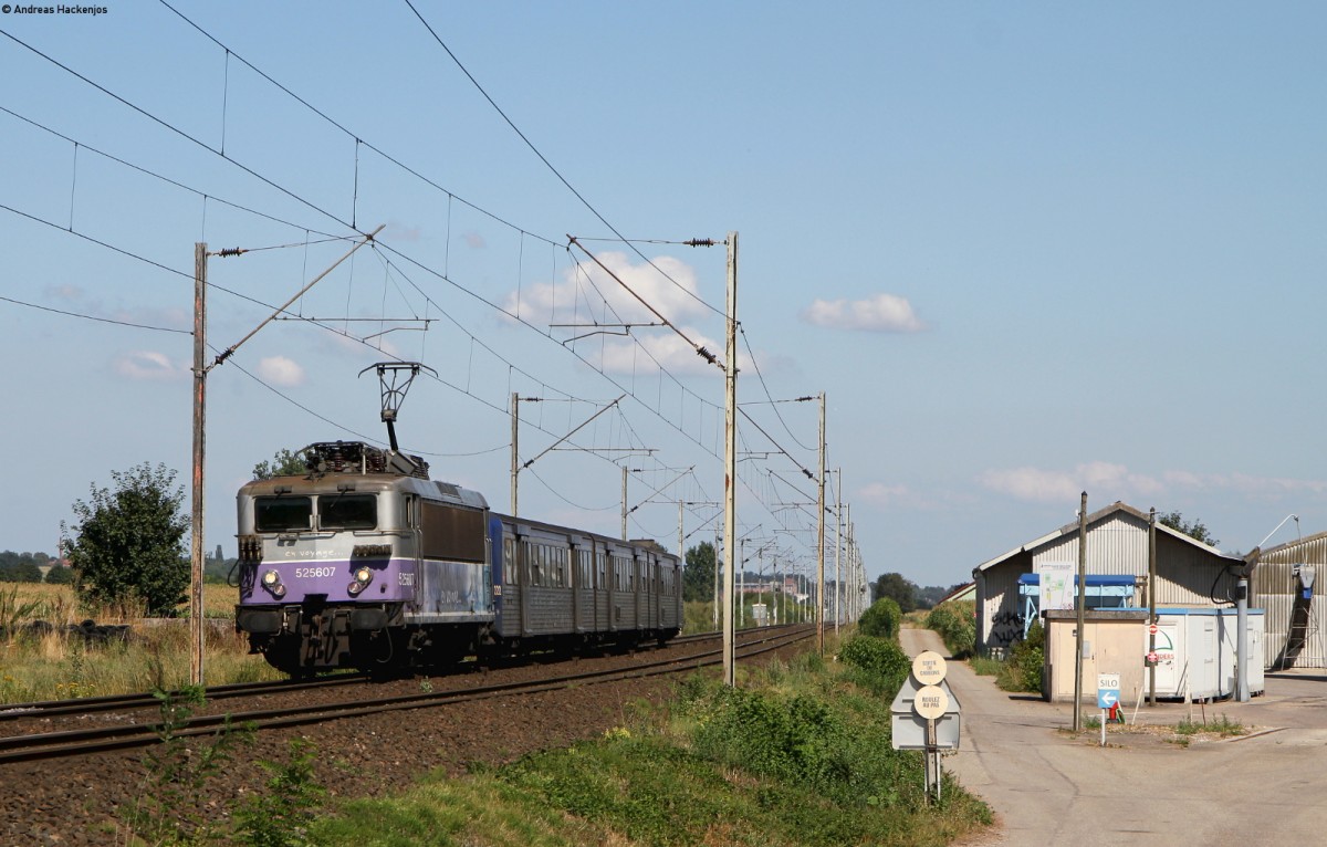 25607 mit dem TER30116 (Straßbourg-Saverne) bei Wilwisheim 5.8.15