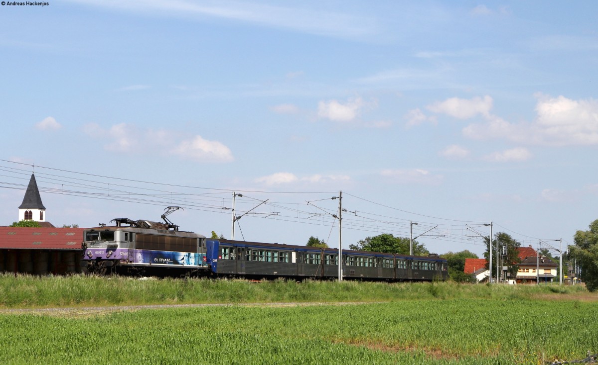 25612 mit dem TER30116 (Strasbourg-Saverne) bei Wilwisheim 18.5.15