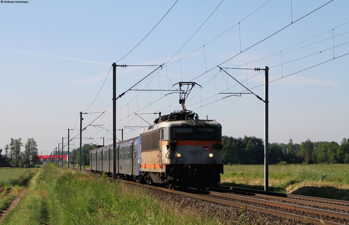 25679 mit dem TER30106 (Strasbourg-Saverne) bei Eckwersheim 18.5.15