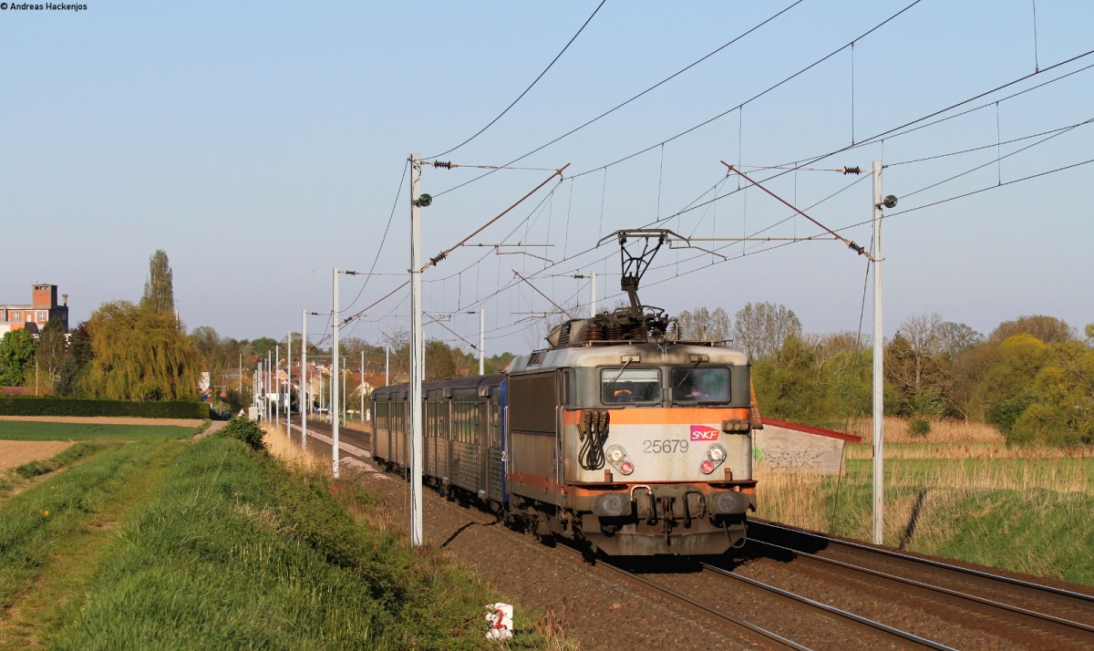 25679 mit dem TER30126 (Straßbourg-Saverne) bei Hochfelden 22.4.15