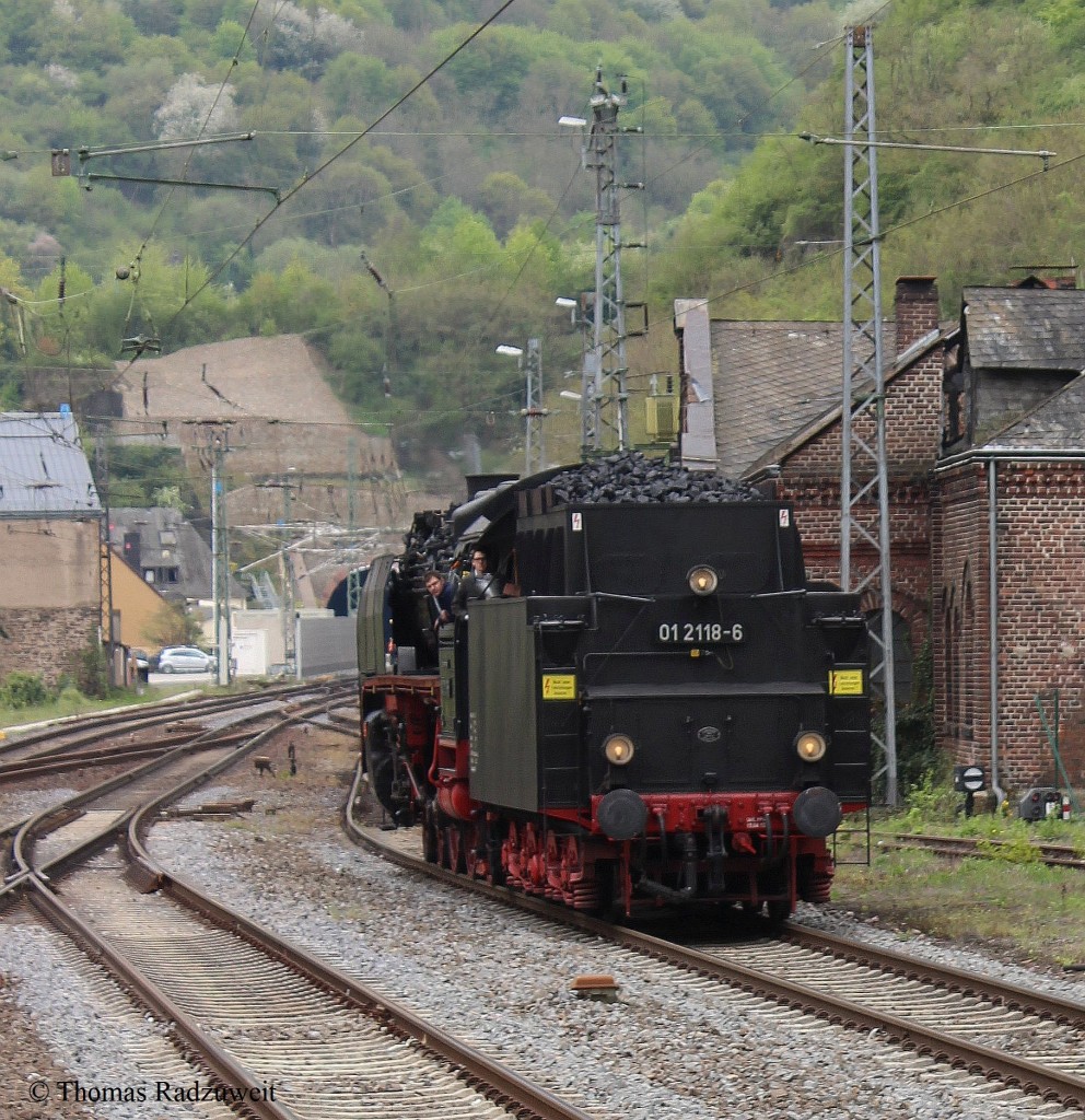 25.April 2015. BR 01 118 (01 2118-6)rangiert im Bahnhof Cochem. Im Hintergrund ist teilweise die neue Röhre des Kaiser-Wilhelm-Tunnels zu erkennen.