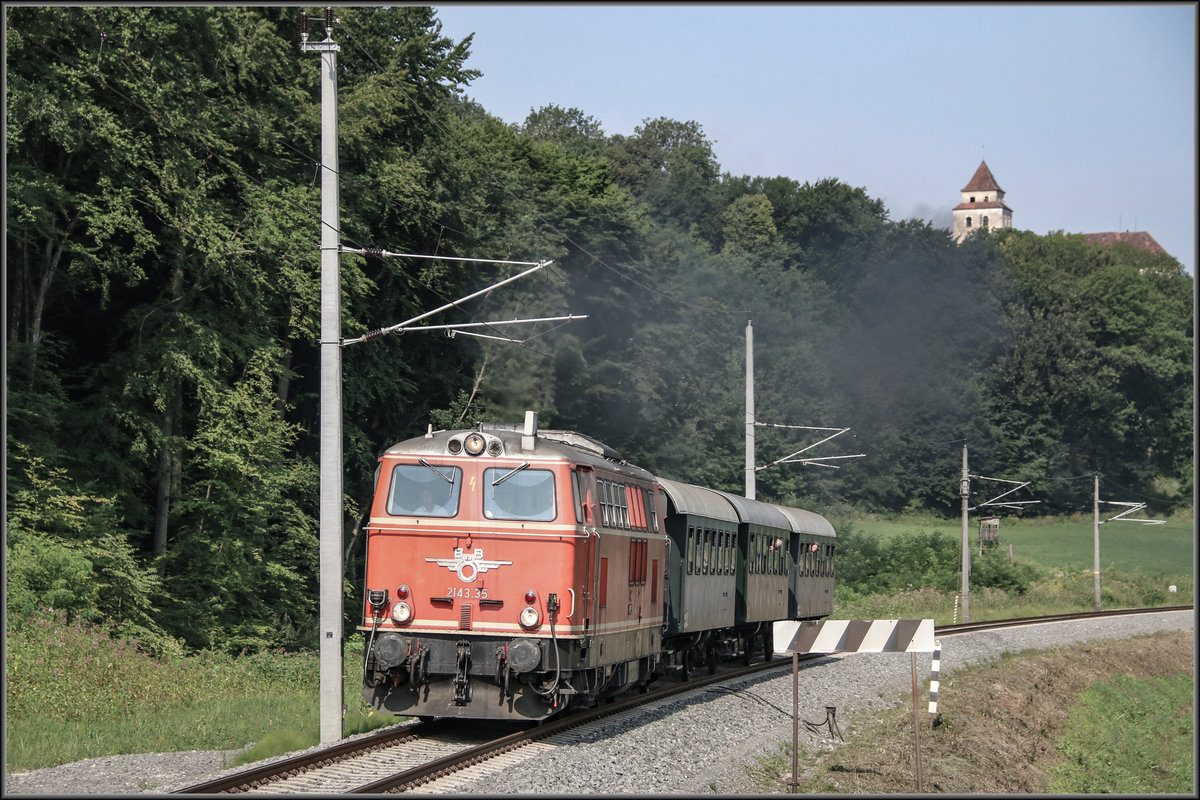 25.Juli 2015 ,....

2143.35 zieht einen Foto-Zug , organisiert von der Interessengemeinschaft  Neue Radkersburger Bahn   vorbei am Schloss Ehrenhausen. 
