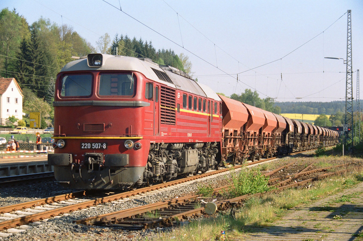 26. April 2007, im Bahnhof Kronach finden Gleiserneuerungen statt. Lok 220 507 der Leipziger Eisenbahn-Gesellschaft hat einen Schotterzug gebracht.