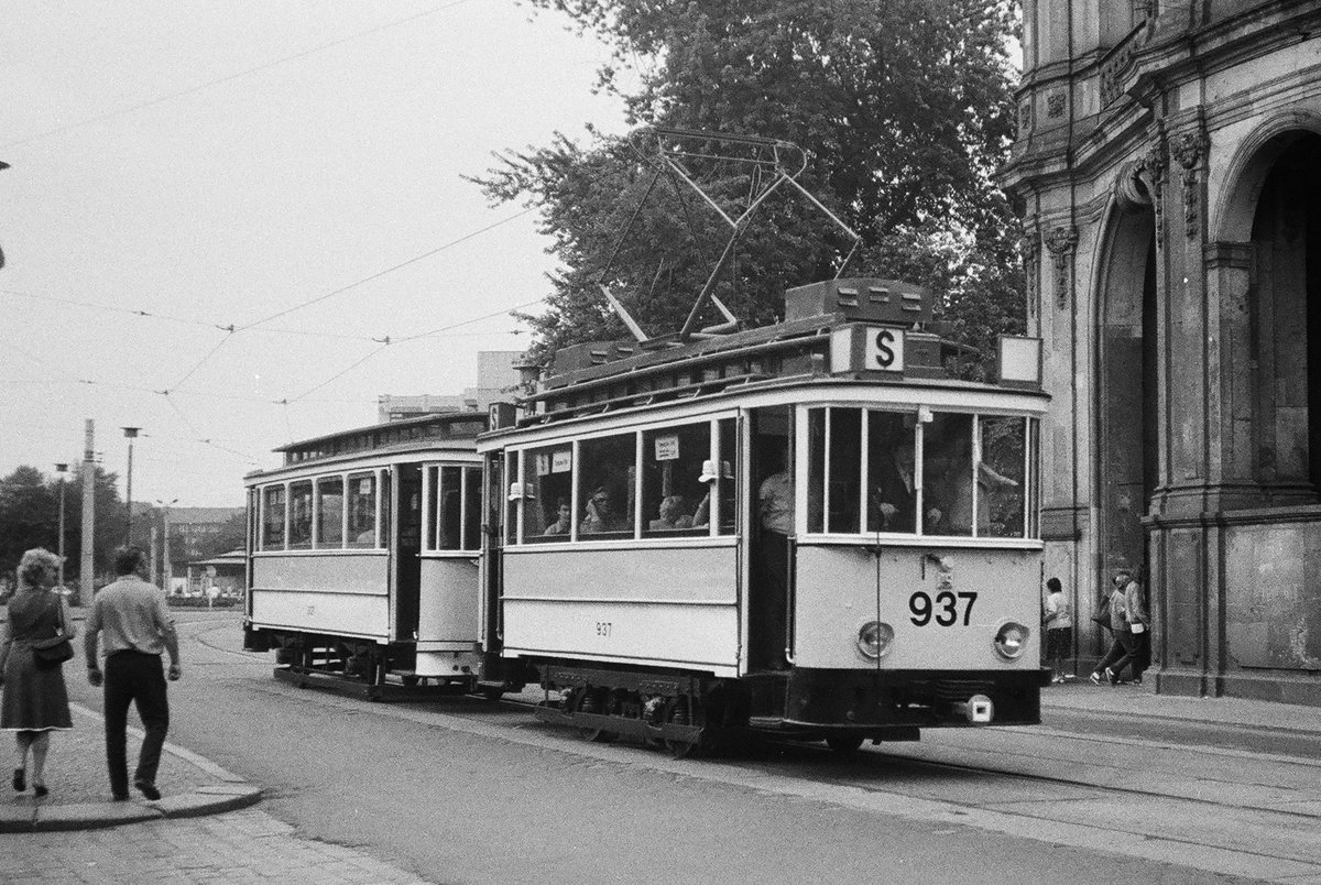 26. August 1984, Dresden, ein Sonderzug der Straßenbahn mit Tw 937 (Dresdner Eigenbau 1927) und Bw 307 (Dresdner Eigenbau  1912), beide seit 1972 im Bestand der historischen Fahrzeuge, kommt auf seiner Fahrt vom Haptbahnhof nach Radebeul am Zwinger vorüber. 
