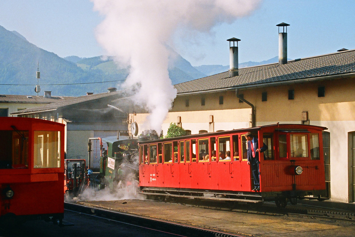 26. August 2000, Österreich, Schafbergbahn, Lok 999.106 mit Zug bei der Ausfahrt aus der Talstation