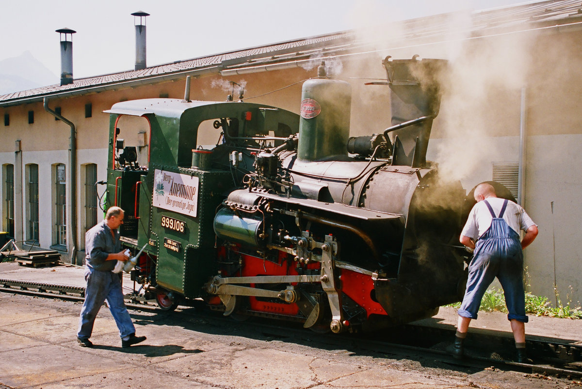 26. August 2000, Österreich, Schafbergbahn, im Talbahnhof bereitet das Personal die Lok 999.106 zur nächsten Bergfahrt vor.
