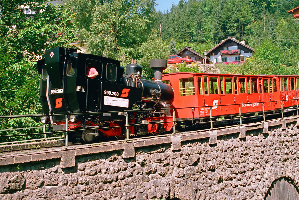 26. August 2000, Österreich, Schafbergbahn, Lok 999 203 auf Bergfahrt. In den Jahren 1992 bis 1996 erhielt die Österreichische Schafbergbahn zum Ersatz der aus den Jahren 1893 und 1894 stammenden Lokomotiven vier von SLM Winterthur gebaute Neubauloks (heute Z11 bis 14).