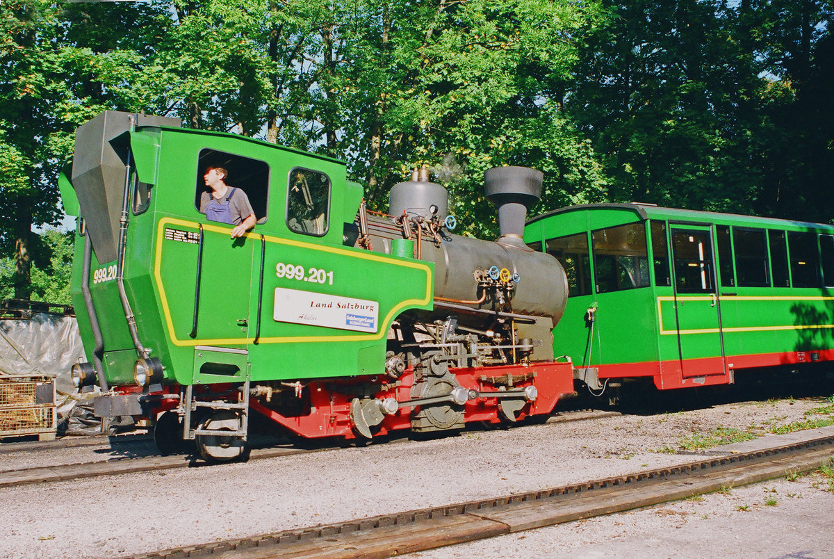 26. August 2000, Österreich, Schafbergbahn, Lok 999 201 mit Zug im Seebahnhof. In den Jahren 1992 bis 1996 erhielt die Österreichische Schafbergbahn zum Ersatz der aus den Jahren 1893 und 1894 stammenden Lokomotiven vier von SLM Winterthur gebaute Neubauloks (heute Z11 bis 14).