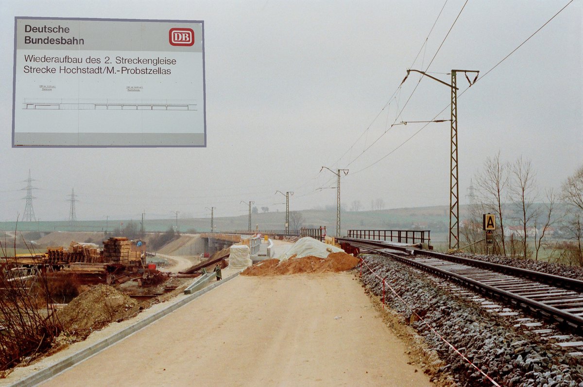 26. Dezember 1992, Die Frankenwaldbahn bekommt ihr bis 1949 abgebautes zweites Gleis zurück. Das Foto zeigt das Planum zwischen dem km 0,0 im Bahnhof Hochstadt-Marktzeuln und der Mainbrücke. Am 2. Weihnachtsfeiertag stand der Fotograf keinem Bauarbeiter im Weg.